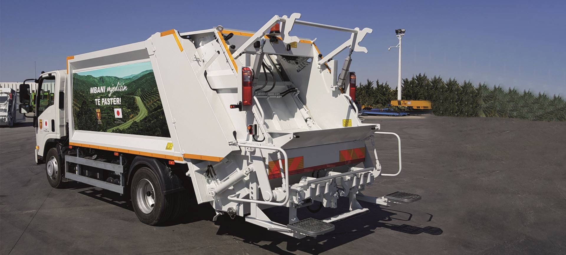 Rear Loader Garbage Vehicle