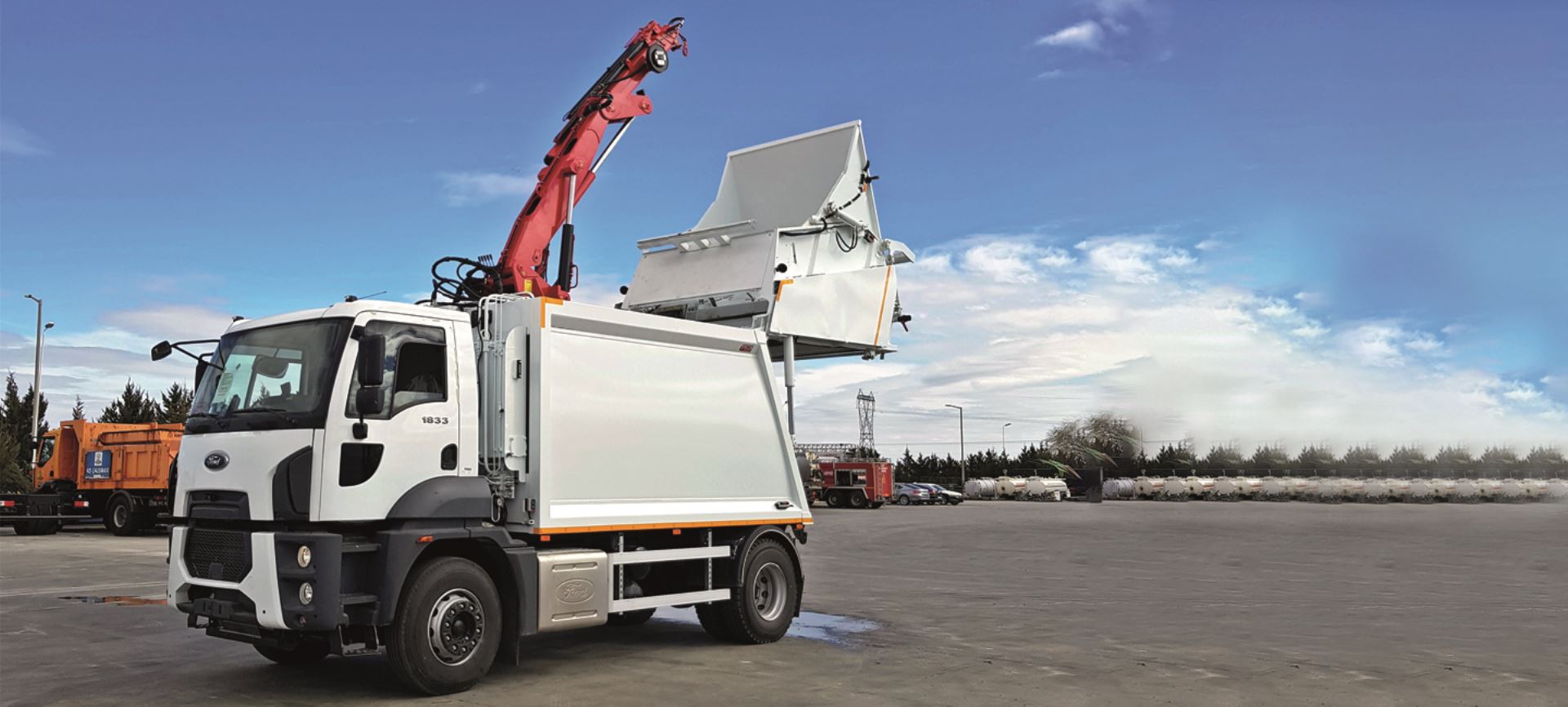 Rear Loader Garbage Vehicle With Crane